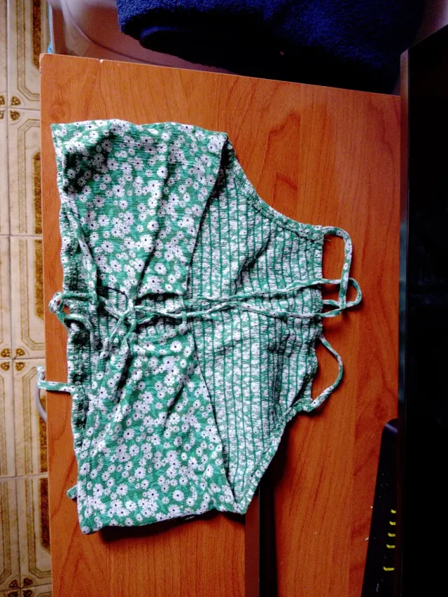 Top veraniego floral verde y blanco