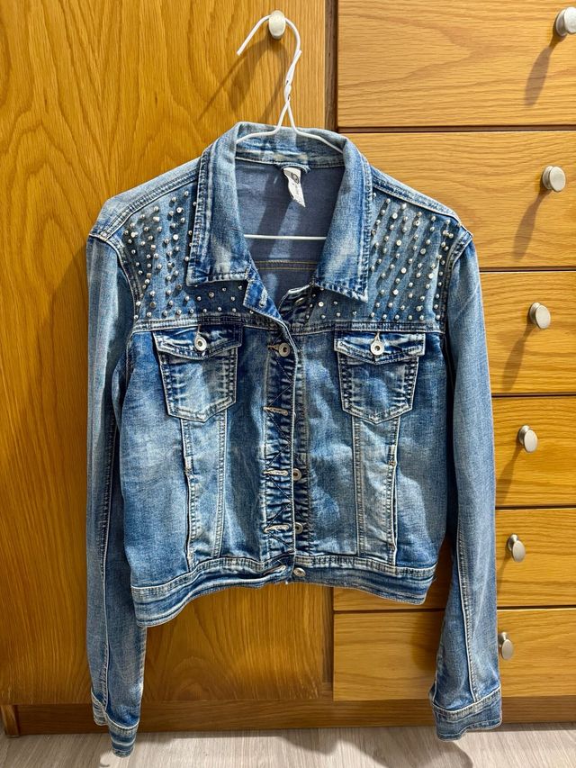 Cazadora tejana con tachuelas