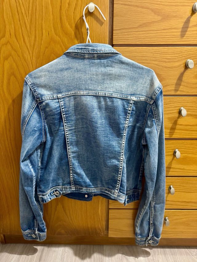 Cazadora tejana con tachuelas