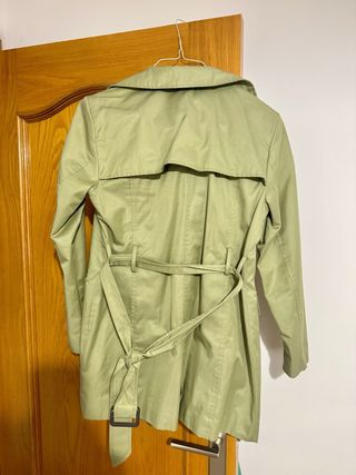 Gabardina verde Stradivarius