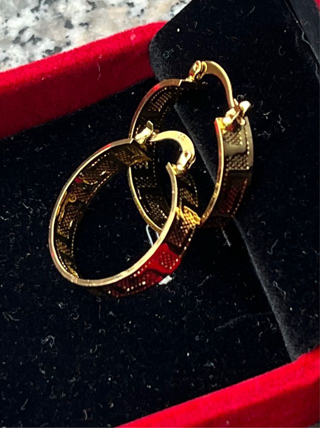 Orecchini a cerchio con greca