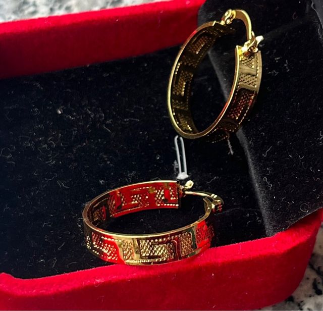 Orecchini a cerchio con greca