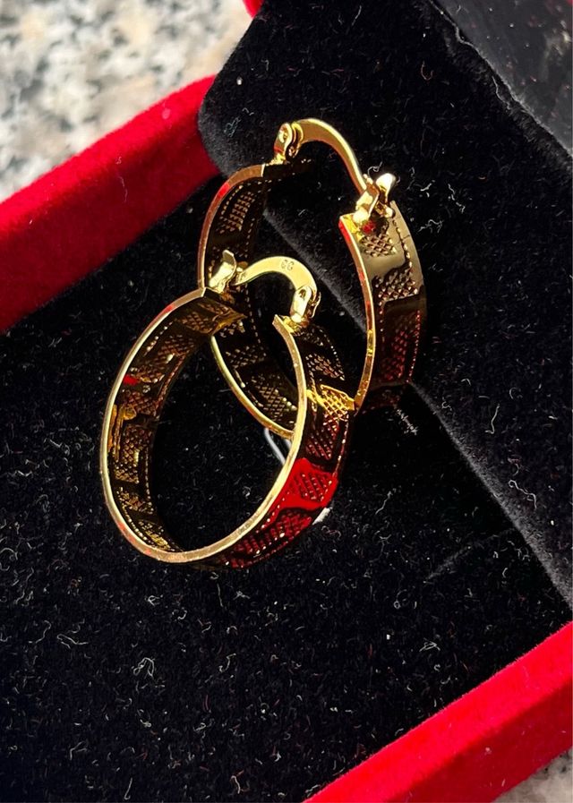 Orecchini a cerchio con greca