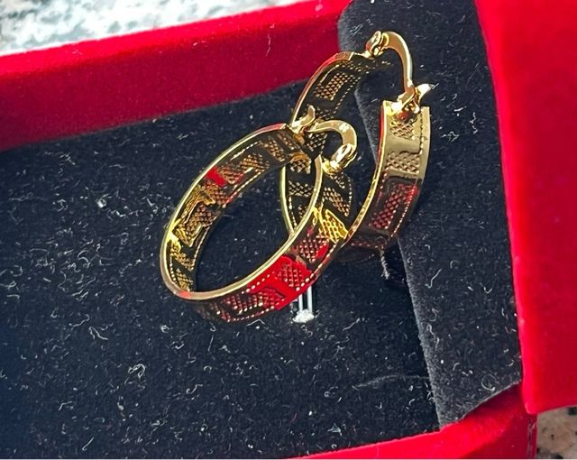 Orecchini a cerchio con greca