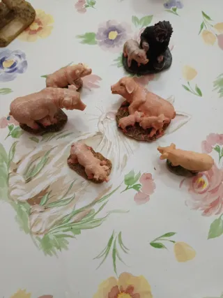 Figuras de belén de cerditos