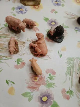Figuras de belén de cerditos