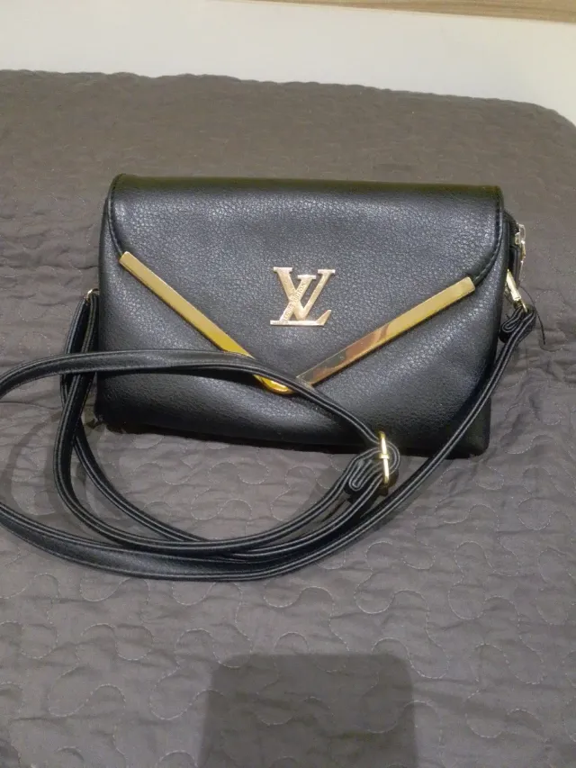 Bolso negro con detalles dorados