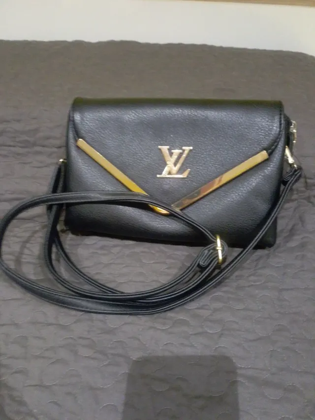 Bolso negro con detalles dorados