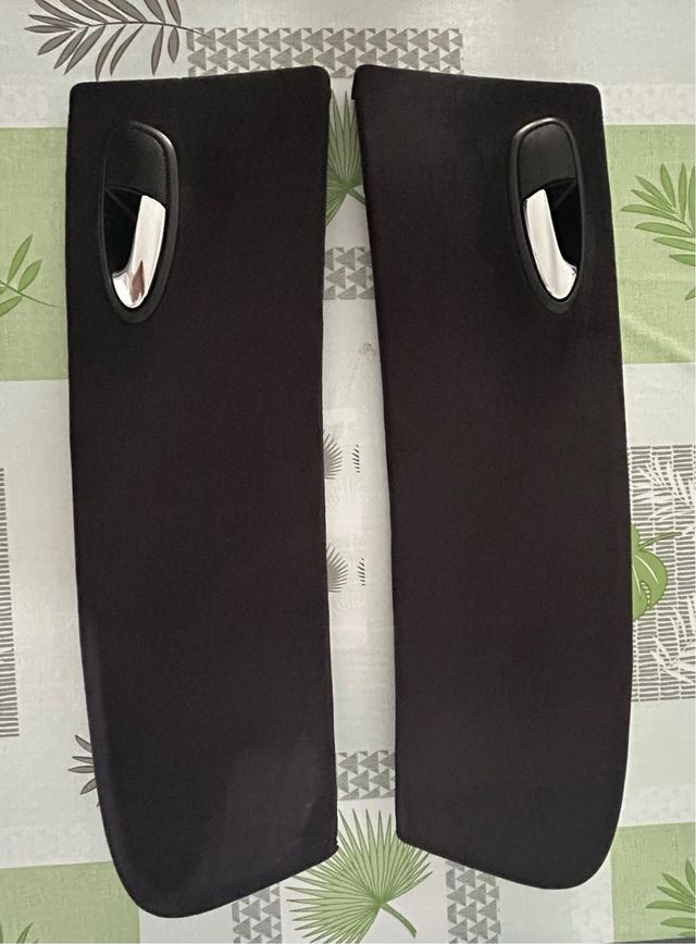 Se tapizan pilares de vehículos.