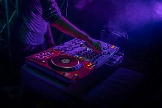 Pioneer DJ FLX10 + Decksaver + Skin + Flightcase