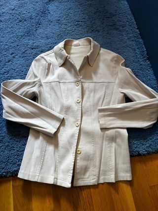 Chaqueta entallada beige