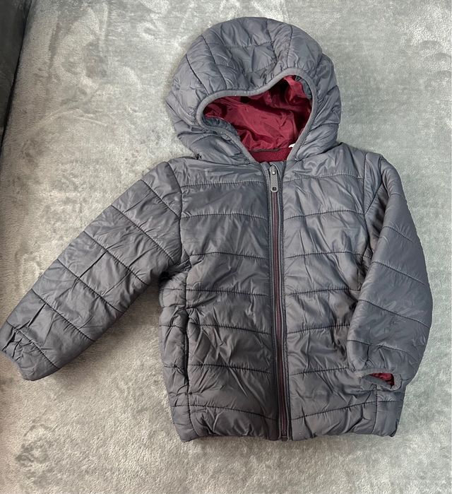 Cazadora acolchada gris con forro burdeos.