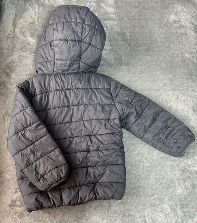 Cazadora acolchada gris con forro burdeos.