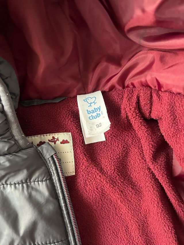 Cazadora acolchada gris con forro burdeos.