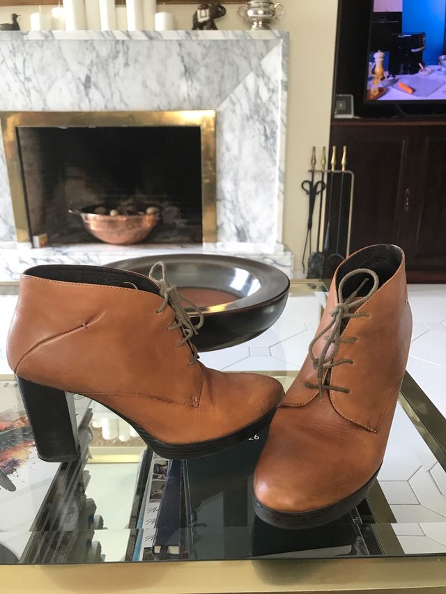 Botines piel tacón color camel