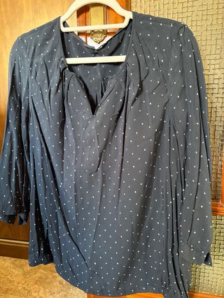 Blusa azul con puntos blancos