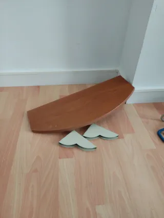 Estante de madera curvo