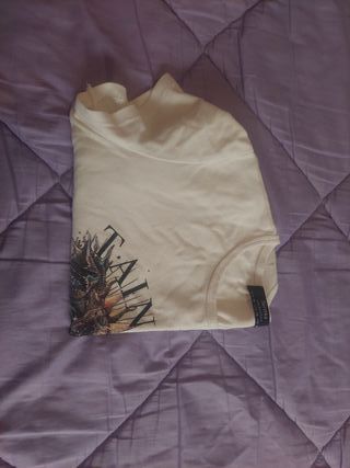 Camiseta blanca con estampado de sol y dragón