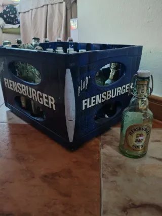 Scatola per birra Flensburger con bottiglie e scatola Astra