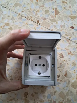 Enchufe Simon Aqua 16A Superficie