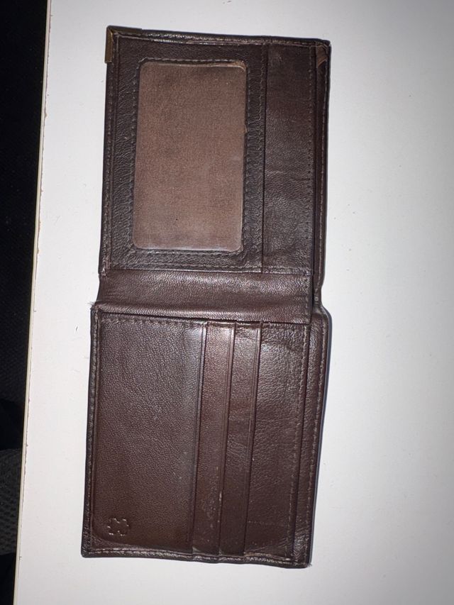 Cartera de piel marrón oscuro