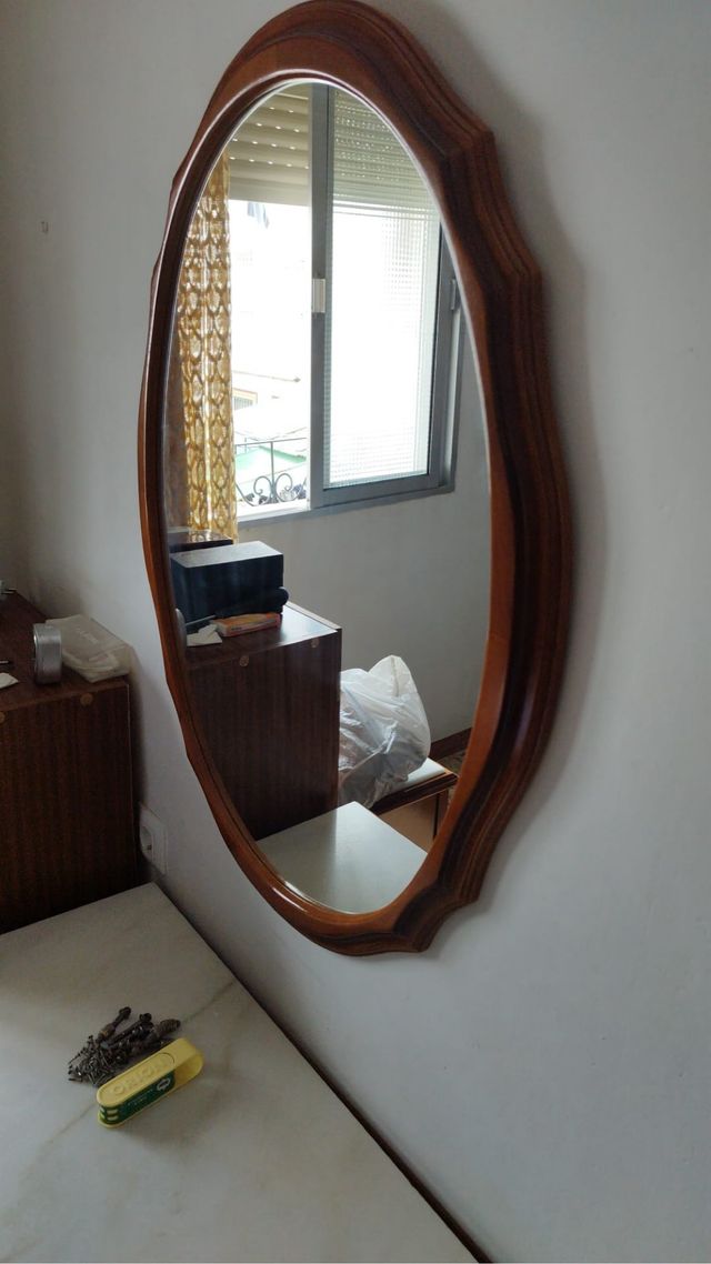 Espejo ovalado de madera