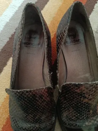 Zapatos Wonders Piel Serpiente y Charol