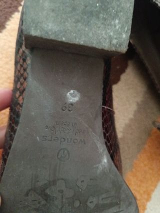 Zapatos Wonders Piel Serpiente y Charol