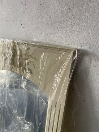 Espejo clásico beige con marco decorado