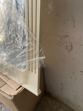 Espejo clásico beige con marco decorado