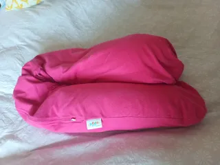 Cojín de lactancia rosa.