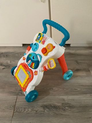 Andador infantil con actividades