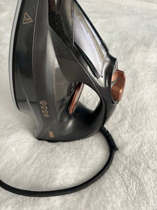 Plancha de ropa negra