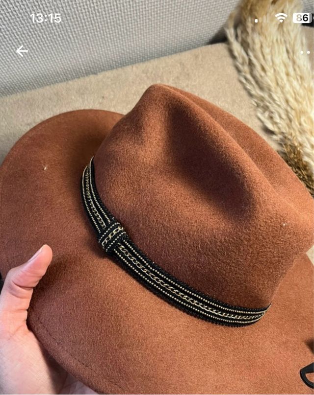 Sombrero de lana marrón con cinta negra y doradito