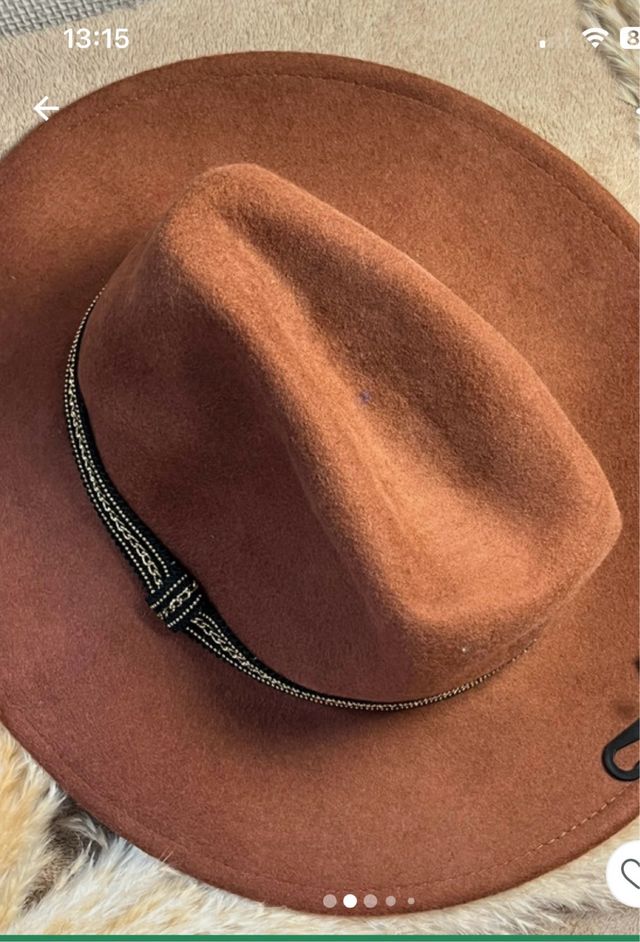 Sombrero de lana marrón con cinta negra y doradito