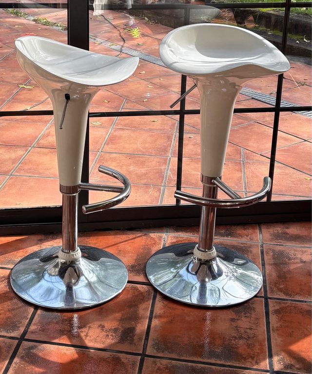 Taburetes de Barra Altos Cromados y Blancos