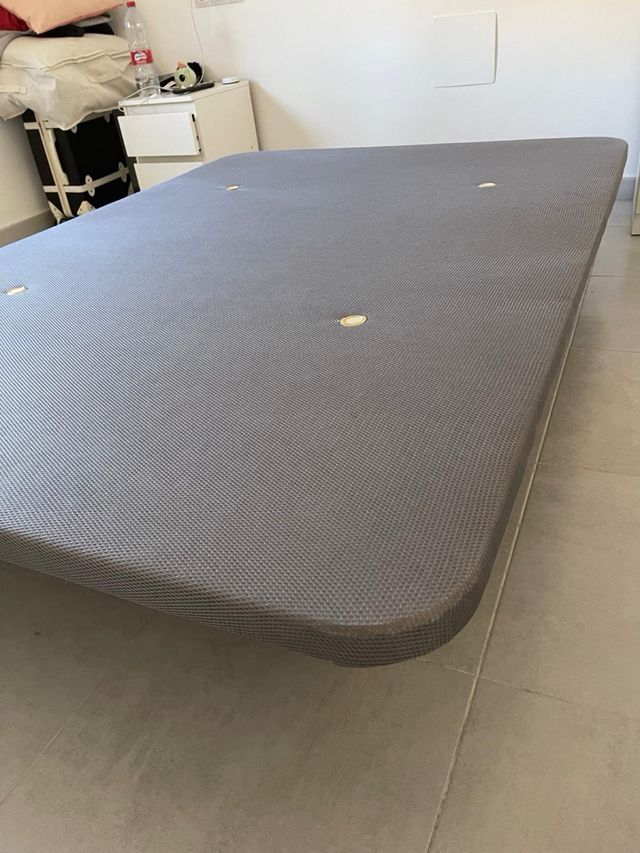Base de cama gris tela para cama de 1,35
