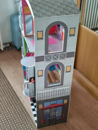 Casa de muñecas + 4 Monster High