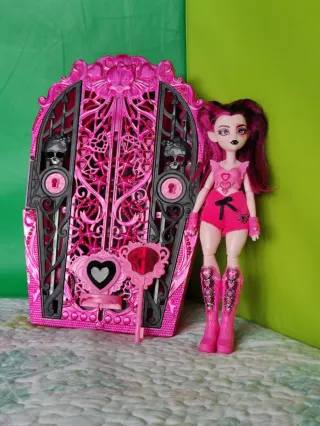 Casa de muñecas + 4 Monster High