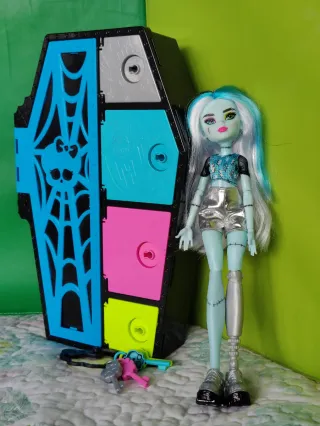 Casa de muñecas + 4 Monster High