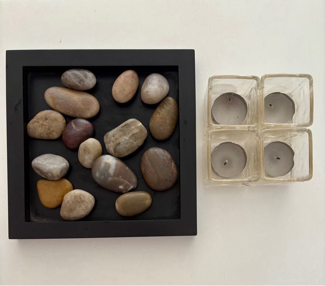 Bandeja decorativa con piedras y velas