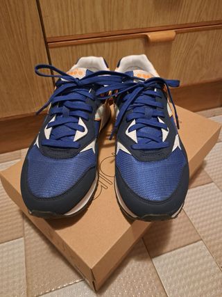 Scarpe da ginnastica blu e arancioni