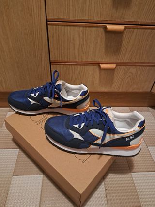 Scarpe da ginnastica blu e arancioni