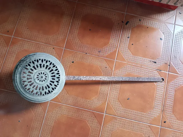 Calentador antiguo con asa