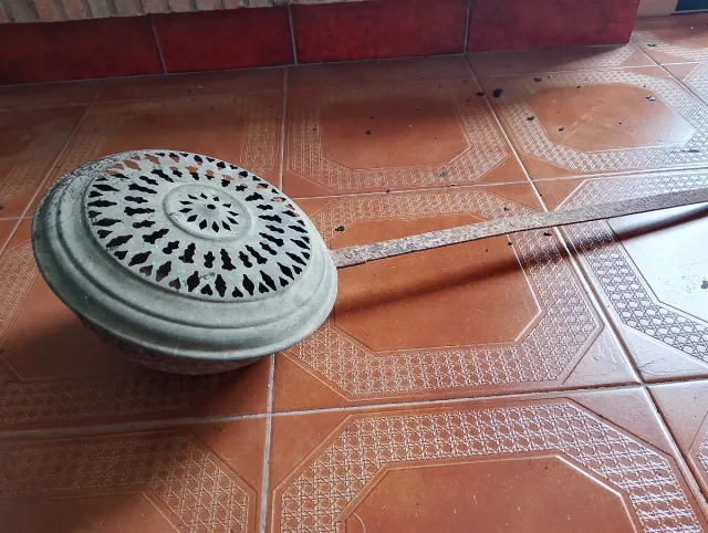 Calentador antiguo con asa