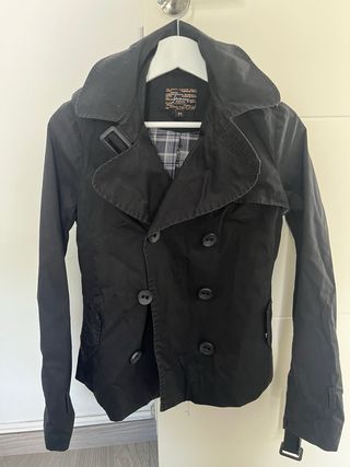 Chaqueta gabardina negra corta mujer