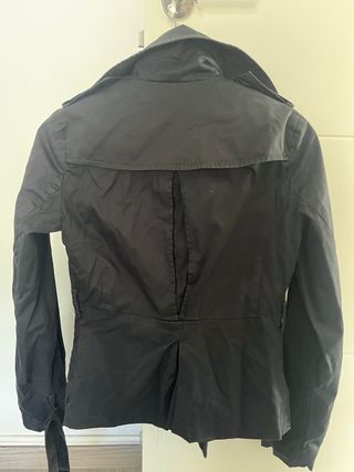 Chaqueta gabardina negra corta mujer