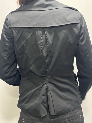 Chaqueta gabardina negra corta mujer