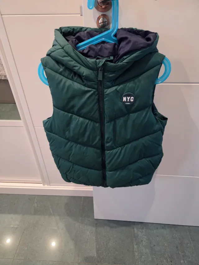 Chaleco acolchado con capucha, talla 5-6 años.