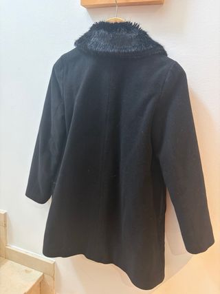Parka negra con cuello de pelo